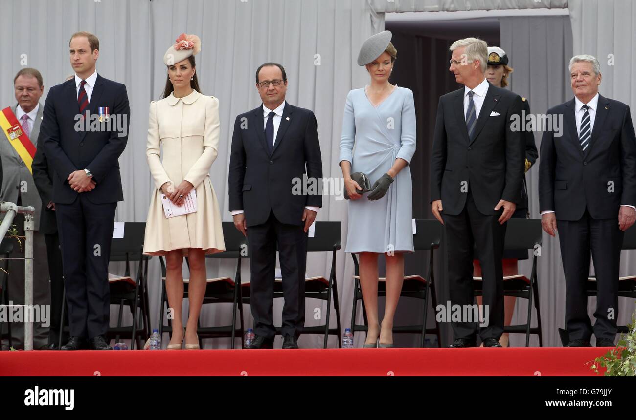 Il Duca e la Duchessa di Cambridge, il presidente francese Francois Hollande, la regina Mathilde del Belgio, il re Filippo di Belgio e il presidente della Germania Joachim Gauck durante una cerimonia al Memoriale interalleato di Cointe, Liegi, Belgio, commemorando il 100° anniversario dell'inizio della prima guerra mondiale. Foto Stock