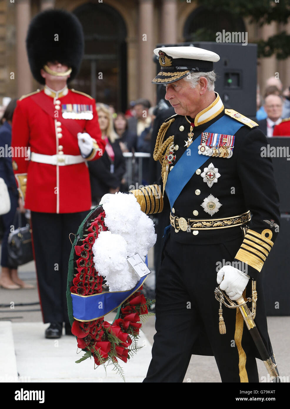 Il Principe di Galles durante una cerimonia di deposizione delle corrida al cenotafio di Glasgow per commemorare il centenario dell'inizio della prima guerra mondiale. Foto Stock