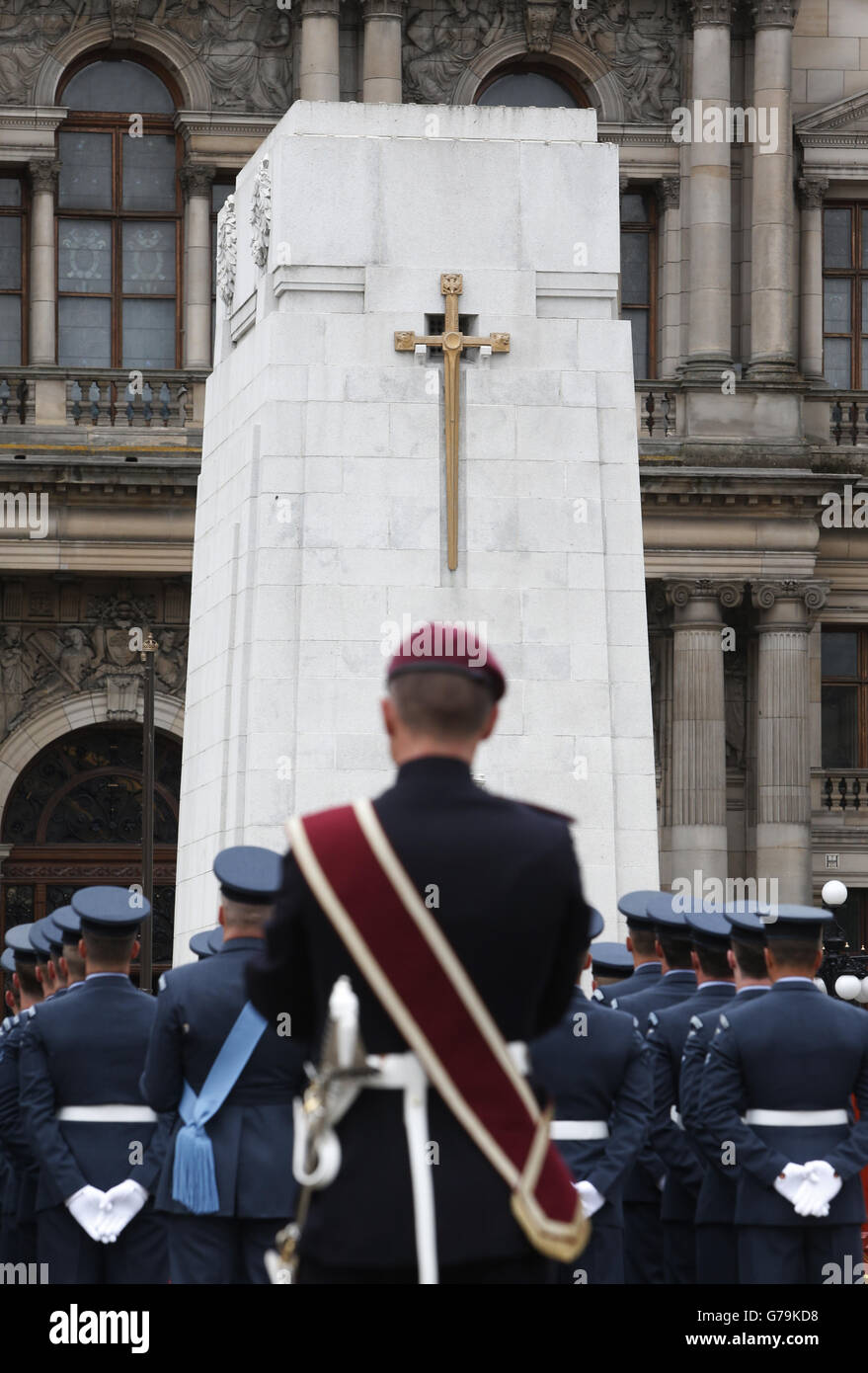 Una cerimonia di posa della corona al cenotafio di Glasgow per commemorare il centenario dell'inizio della prima guerra mondiale. Foto Stock