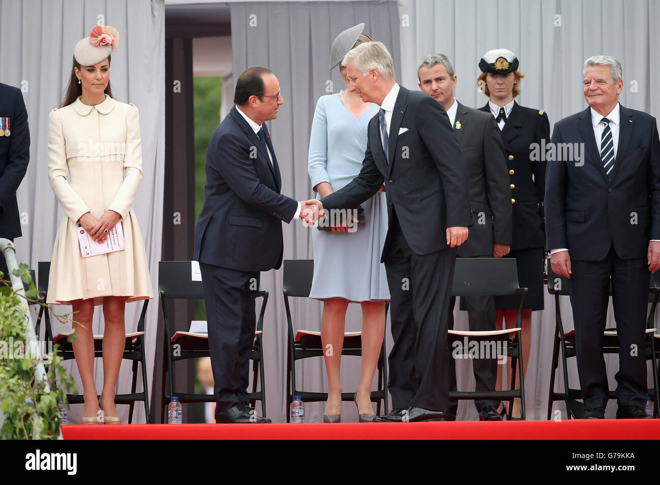 Il presidente francese Francois Hollande stringe le mani con il re Filippo di Belgio durante una cerimonia al Cointe Inter-Allied Memorial, Liegi, Belgio, in commemorazione del 100° anniversario dell'inizio della prima guerra mondiale. Foto Stock