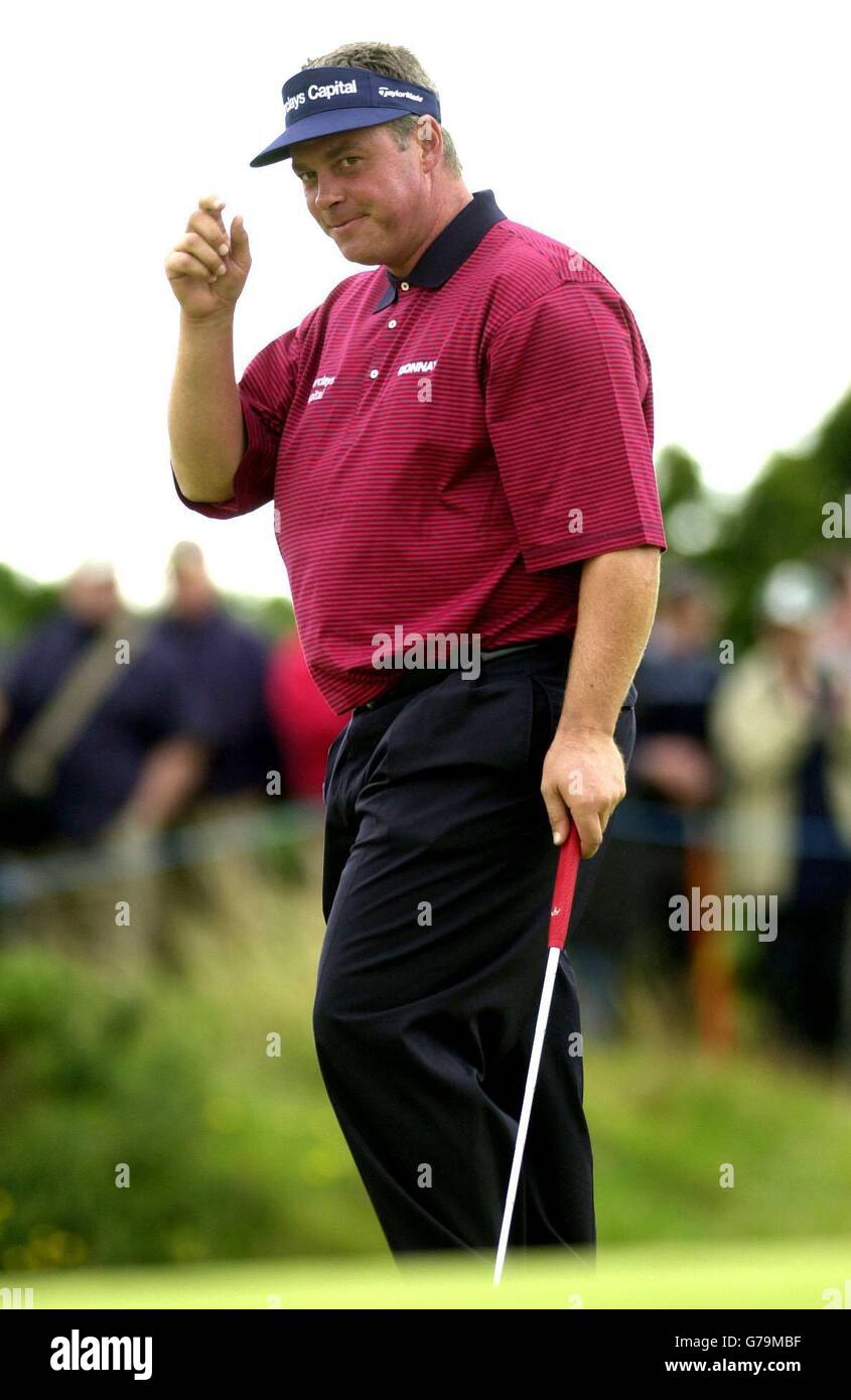 Darren Clarke alza un sorriso sul diciottesimo verde, dopo tre birdies sulle ultime tre buche per un punteggio finale di uno Under, durante il terzo round del Nissan Irish Open, al campo da golf di Portmarnock. Foto Stock