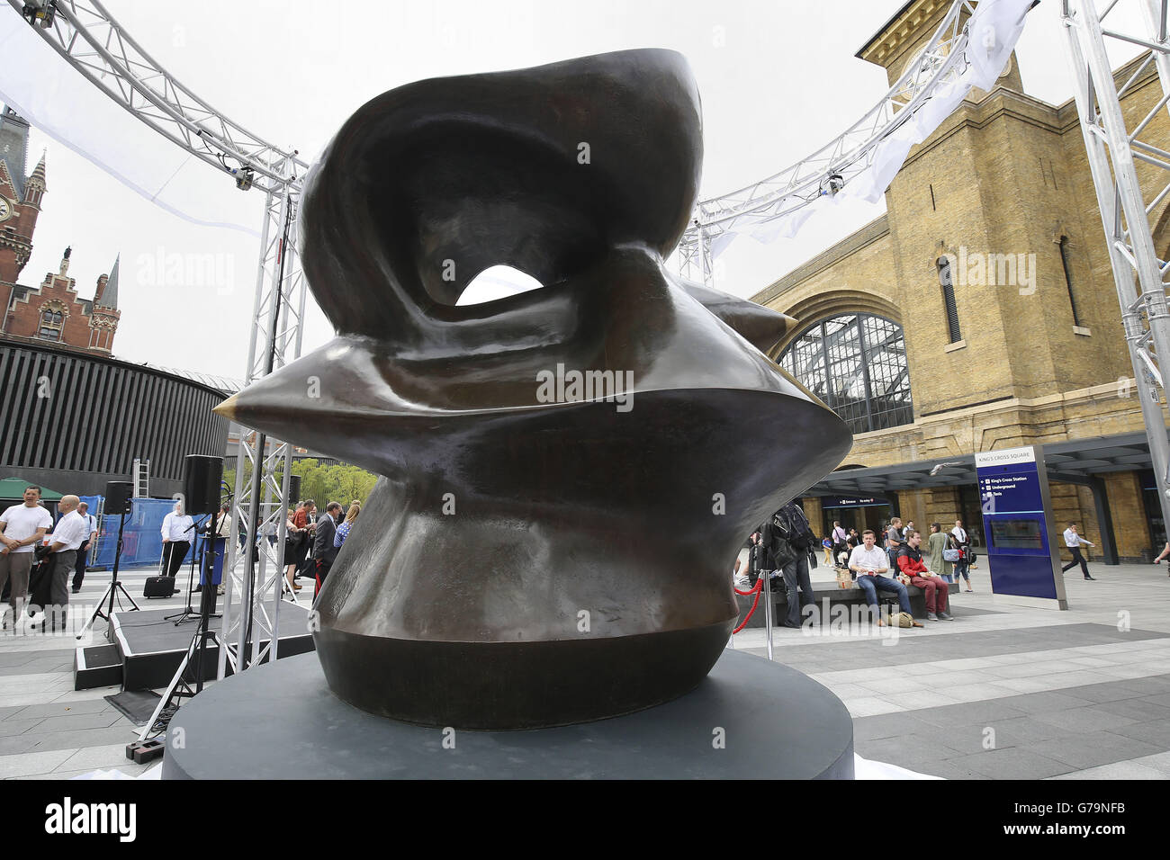 Una scultura in bronzo alta tre metri chiamata "grande pezzo fuso" da Henry Moore che viene svelata in King's Cross Square fuori dalla stazione di King's Cross a Londra. Foto Stock