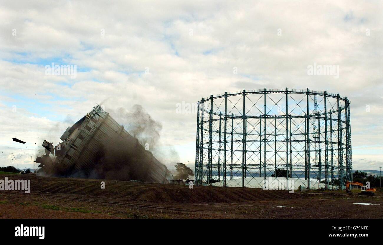 Quarto in un insieme di cinque foto. Il distributore di benzina da 275 piedi (a sinistra) presso il vecchio sito di Gasworks Granton a Edimburgo strutture in fase di demolizione a causa di un'esplosione controllata. Il detentore del gas, che era una delle strutture industriali più alte di Edimburgo, è stato demolito per far posto alla riqualificazione del sito di 110 acri, che è un obiettivo chiave del progetto di rigenerazione urbana del lungomare della città. Foto Stock