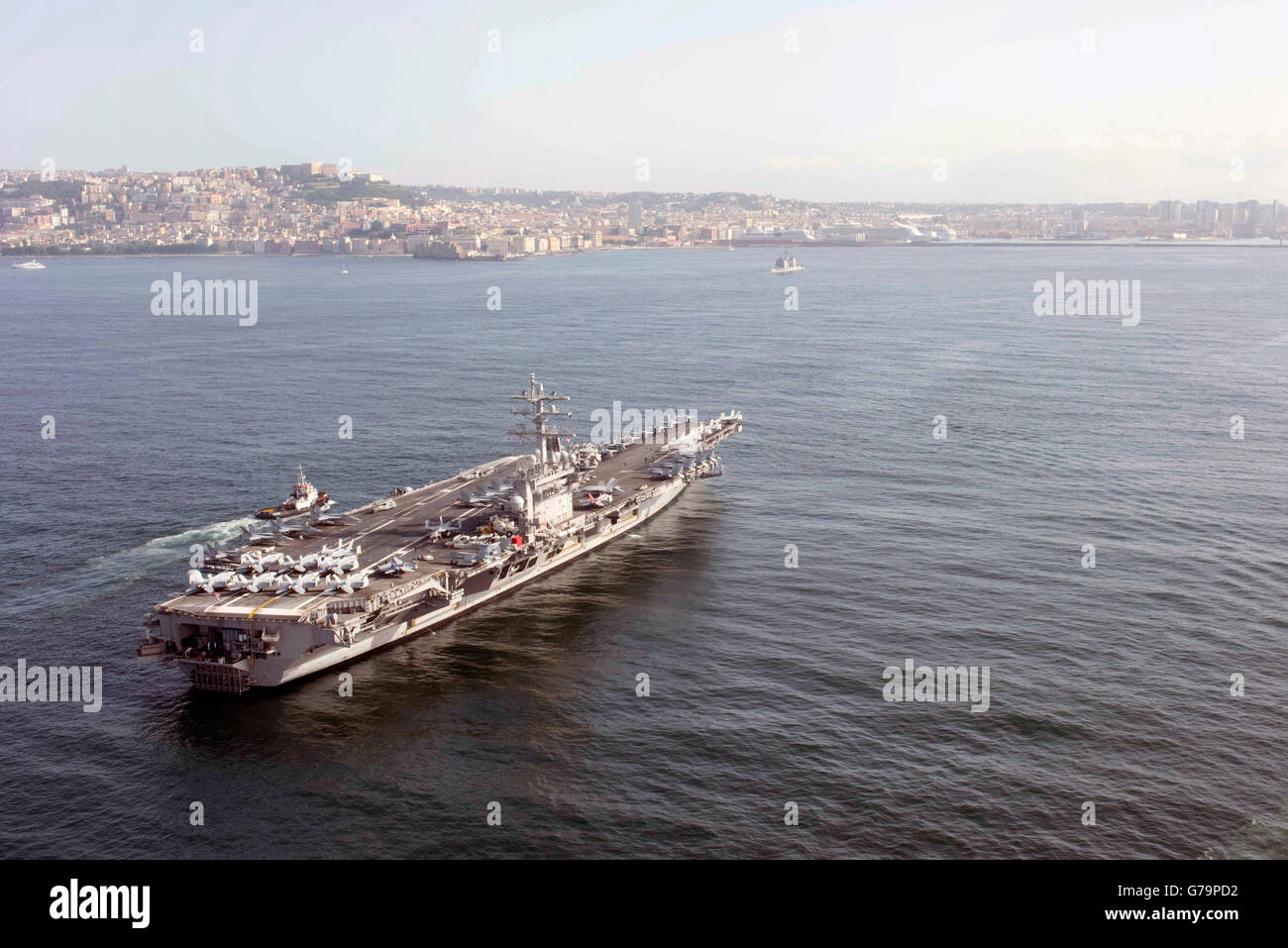 Un US Navy portaerei USS Dwight D. Eisenhower transita lungo le coste del Mar Tirreno Giugno 17, 2016 al largo della costa di Napoli, Italia. Foto Stock