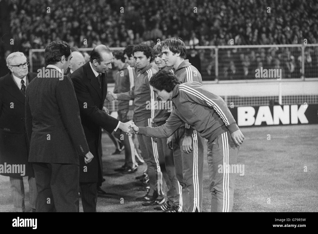 Il duca di Kent, presidente della Football Association, incontra i membri della squadra di Coppa del mondo italiana a Wembley prima della loro partita di qualificazione contro l'Inghilterra. Con il duca si stringe la mano e Franco Causio, un giovane Juventus di 28 anni. Foto Stock