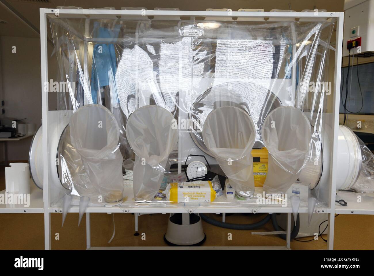 Un apparato di isolamento di alto livello nell'unità di malattie infettive sicure presso il Royal Free Hospital di Hampstead, Londra. Foto Stock
