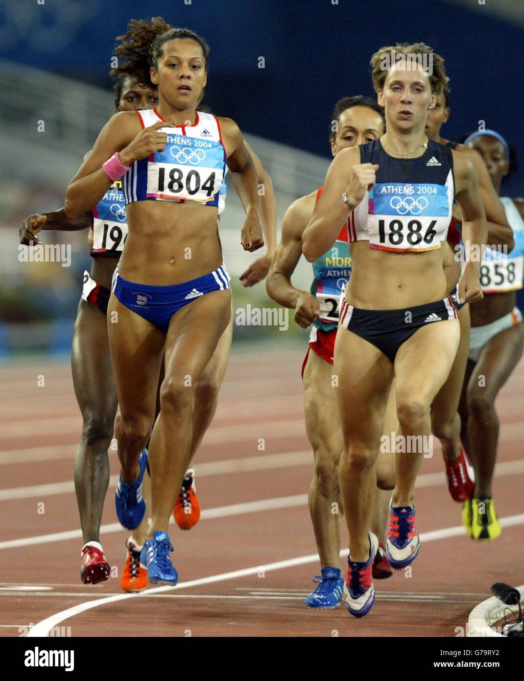 Jo Fenn (a sinistra) della Gran Bretagna e Claudia Gesell della Germania gareggiano in una delle manche da 800 m della donna allo Stadio Olimpico di Atene, in Grecia. Fenn ha terminato terzo e si è qualificato per le semifinali di domani. Foto Stock