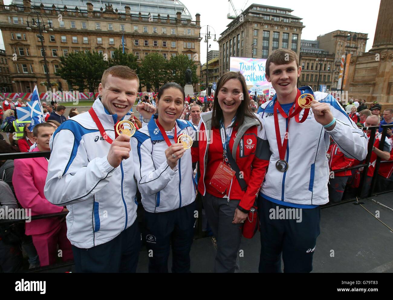 Team Scotland Medalista di Boxing Charlie Flynn, medaglia di JUDO Louise Renicks, Volonteer Maggie Milligan e medaglia di nuoto Ross Murdoch durante la sfilata dei Commonwealth Games a Glasgow. Foto Stock