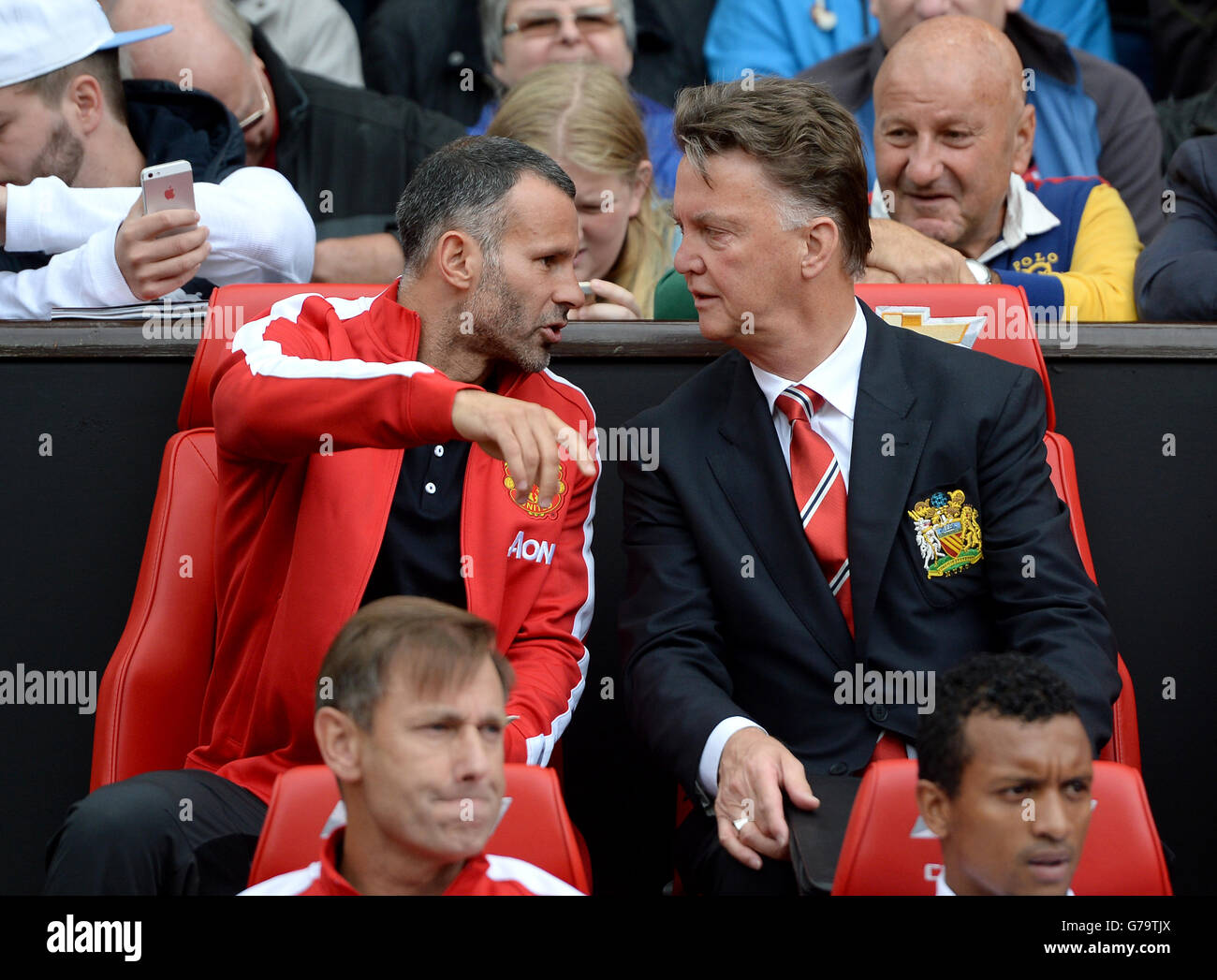 Il manager del Manchester United Louis van Gaal in panchina con il suo assistente Ryan Giggs (a sinistra) prima della partita Barclays Premier League a Old Trafford, Manchester. Foto Stock