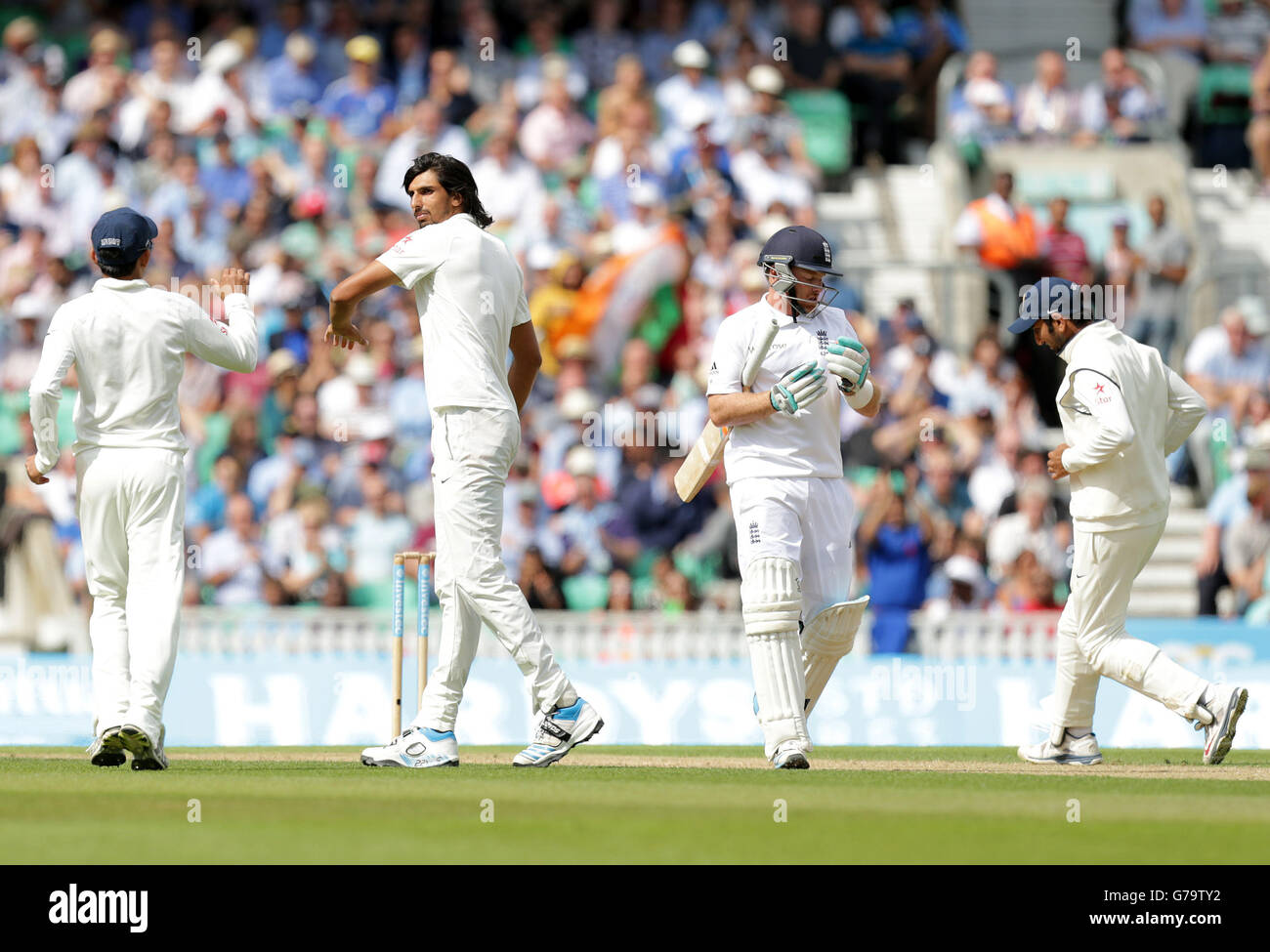 L'inglese Ian Bell perde il suo wicket al bowling dell'India Ishant Sharma (secondo da sinistra) durante il quinto test al Kia Oval, Londra. Foto Stock