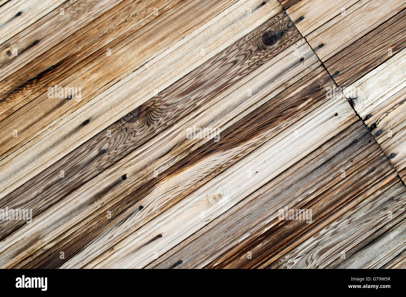 Sfondo vivace di schede su una diagonale di immagine con la texture di vero legno di primo piano per uso come una carta da parati Foto Stock