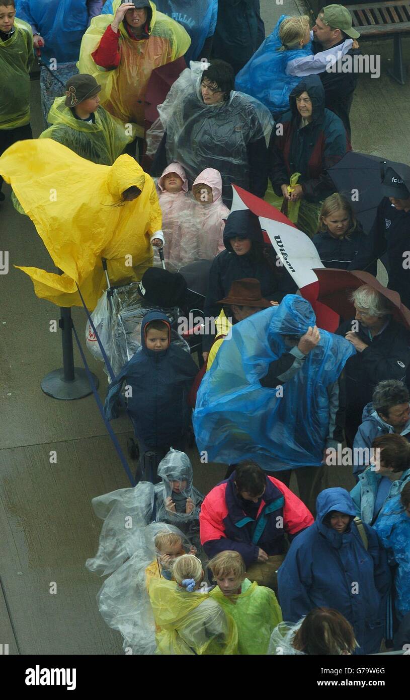 Il diluvio estivo continua con l'ulteriore pioggia torrenziale che attraversa il Regno Unito ha reso la vita scomoda per i visitatori della costa orientale che hanno lottato attraverso gli elementi per visitare la profonda attrazione turistica di Hull. Foto Stock