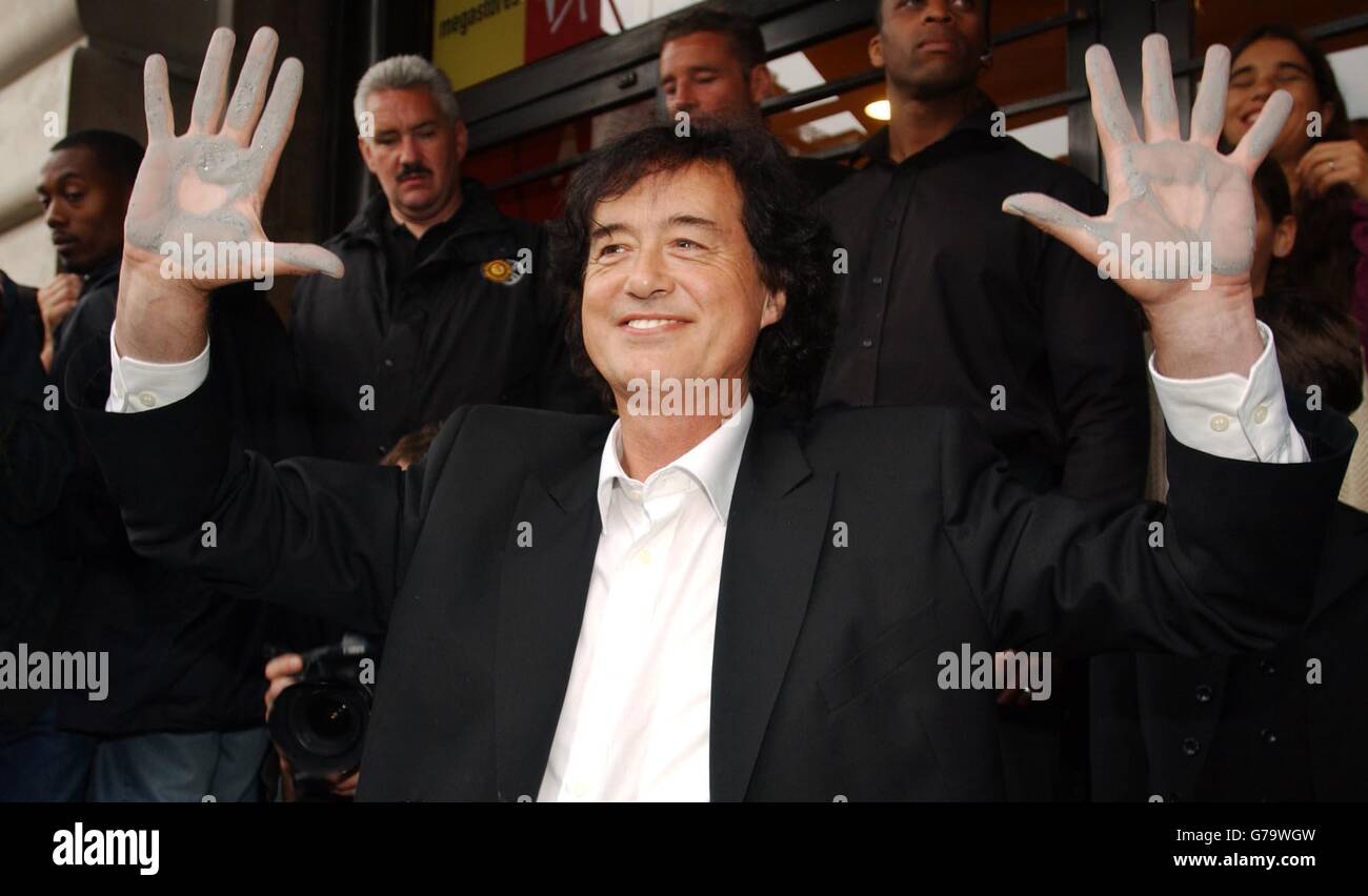 Il chitarrista LED Zeppelin Jimmy Page crea stampe a mano fuori dal Virgin Megastore, Piccadilly, nel centro di Londra, diventando il primo artista ad essere immortalato nella nuova "Walk of Fame" di Londra. Foto Stock