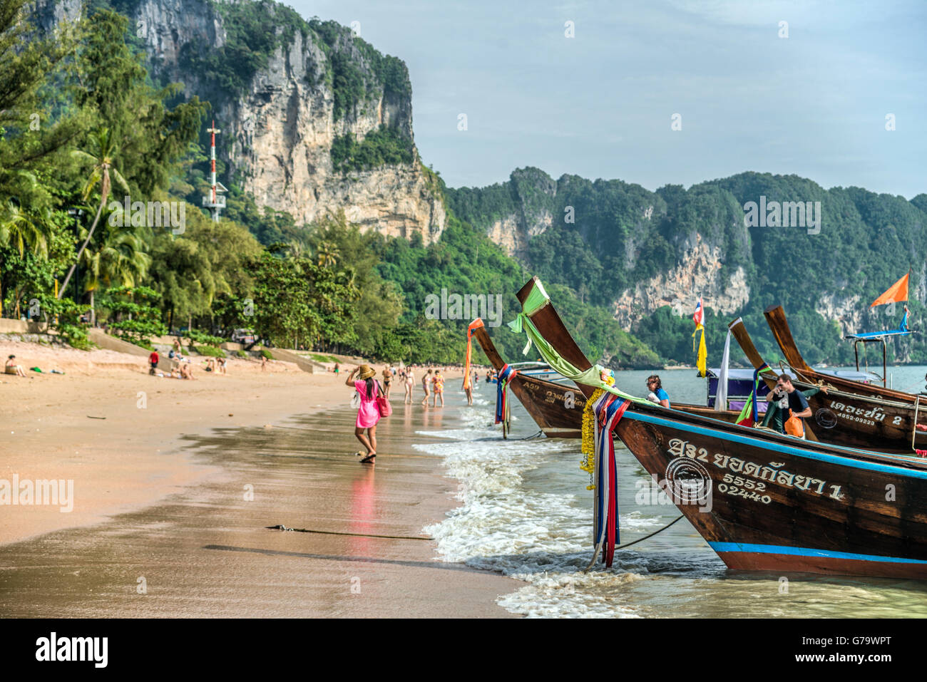 Vista panoramica di Ao Nang Beach vicino a Krabi, nel sud della Thailandia Foto Stock