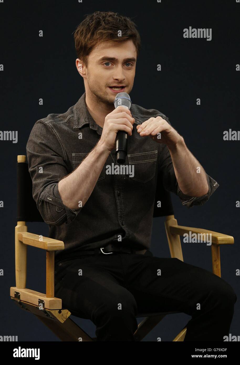 Daniel Radcliffe parla a un pubblico durante una sessione di domande e risposte sul film "cosa succede se" presso l'Apple Store, Regent Street, Londra. Foto Stock