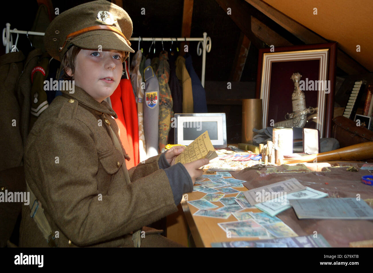 Reuben Harvey, 11, si pone in costume d'epoca dopo che i fratelli Ethan Harvey e Rueben Harvey costruirono una trincea della prima Guerra Mondiale nel loro giardino posteriore a Norwich, Norfolk. Foto Stock