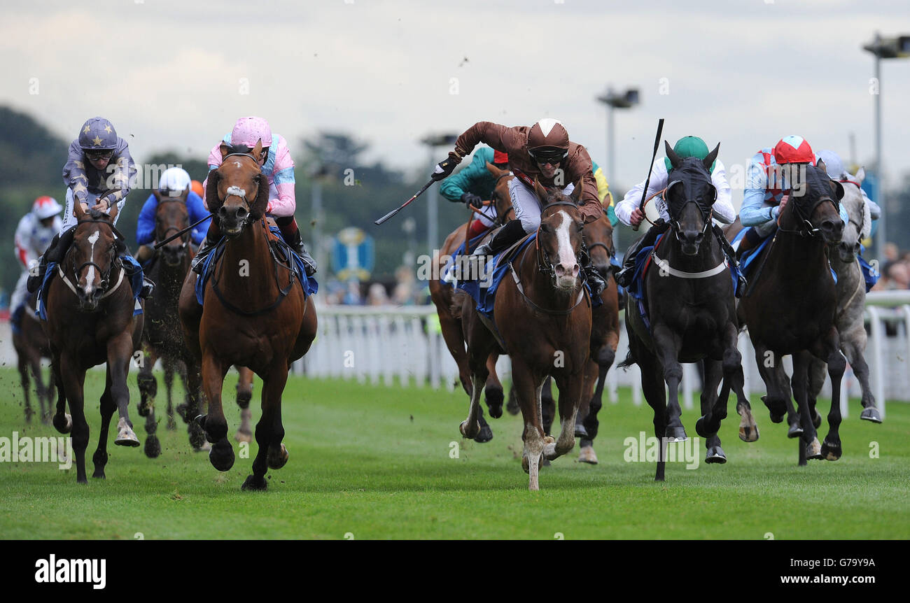 Short Squeeeze indovinata da Pat Smullen (seconda a sinistra, sete rosa) batte Top Notch Tonto (centro, sete marroni) per vincere i Clipper Logistics Stakes durante il giorno due del 2014 Benvenuti allo Yorkshire Ebor Festival a York Racecourse, York. Foto Stock