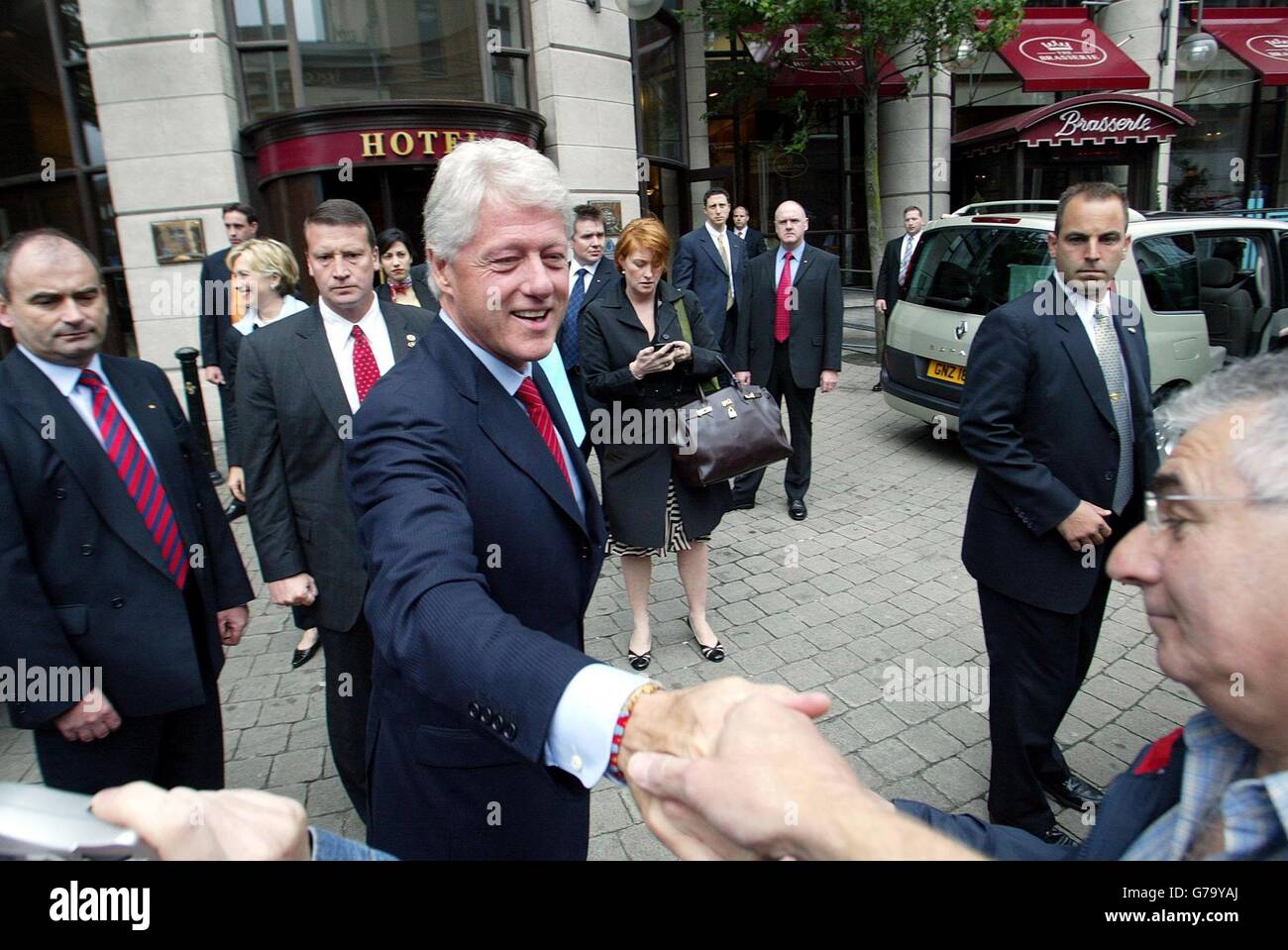 L'ex presidente degli Stati Uniti Bill Clinton arriva all'hotel Europa di Belfast. Il presidente Clinton ha incontrato Paul Murphy, Segretario di Stato per l'Irlanda del Nord, il leader unionista dell'Ulster David Trimble, il presidente del Sinn Fein Gerry Adams, il leader dell'SDLP Mark Durkan e una delegazione del Partito unionista democratico, guidato dal vice leader Peter Robinson nel tentativo di esortarli a sostenere la devoluzione in Irlanda del Nord. Foto Stock