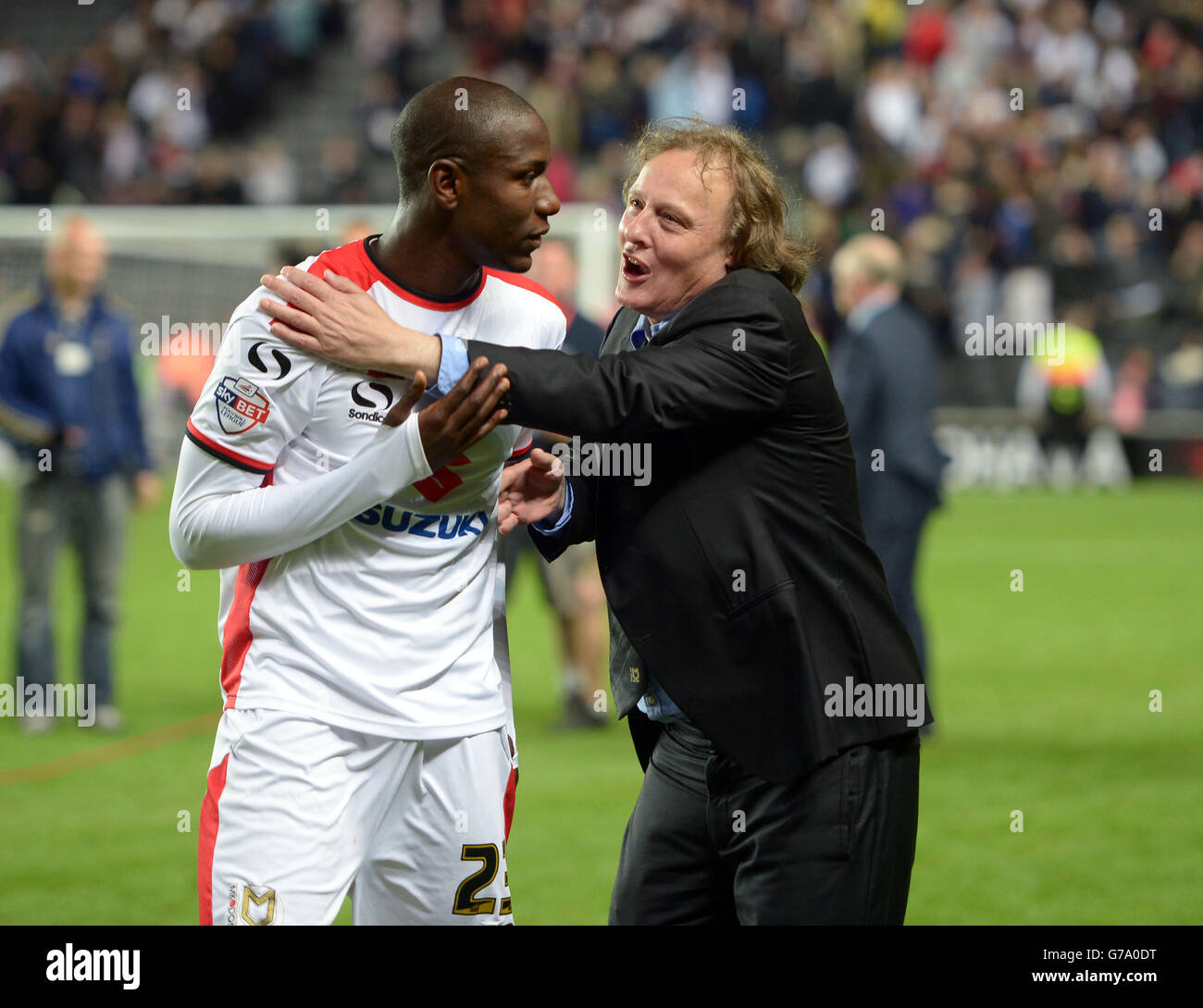 IL Presidente DI MK Dons Pete Winkleman con il portiere Benik AfBE il gioco Foto Stock