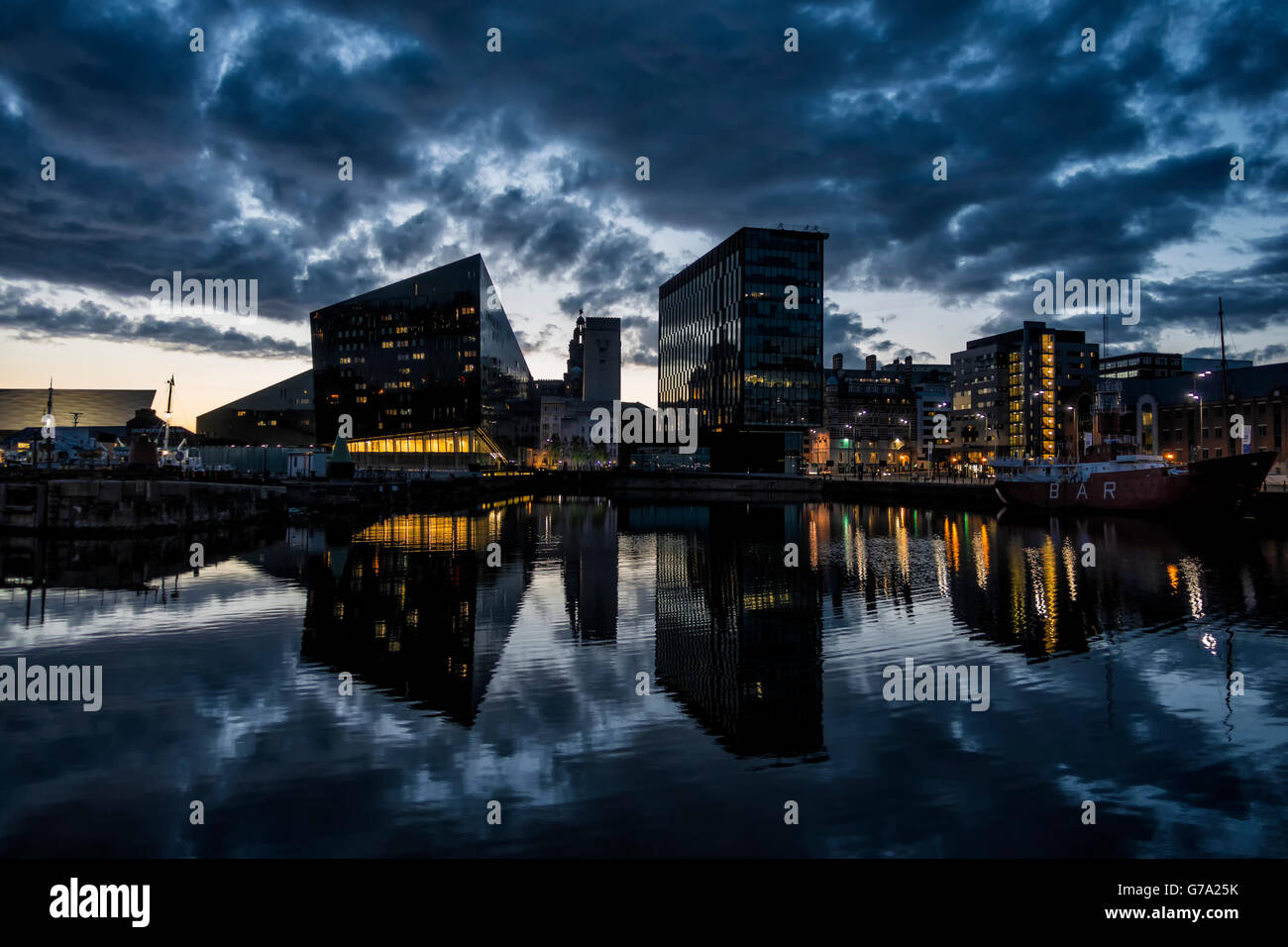Liverpool skyline notturno Canning Dock e Riverfront Foto Stock