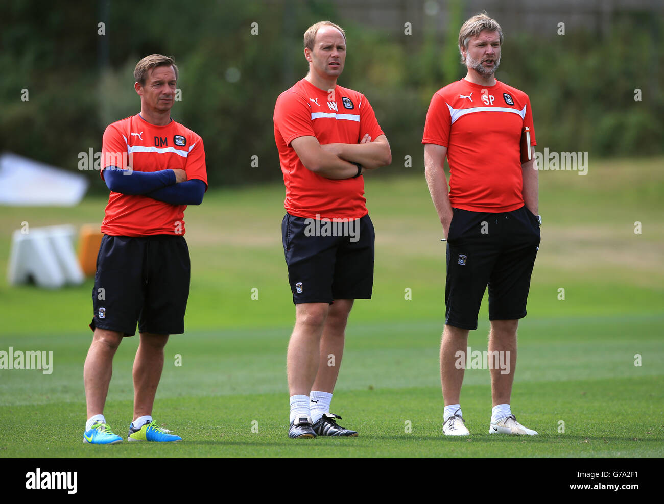 Calcio - Sky Bet League uno - Coventry City Training - Ryton Training Ground. Steven Pressley (a destra), responsabile della città di Coventry, con Neil MacFarlane (al centro), responsabile dell'Asssister e Darren Murray, allenatore del team Under 21s/First Foto Stock