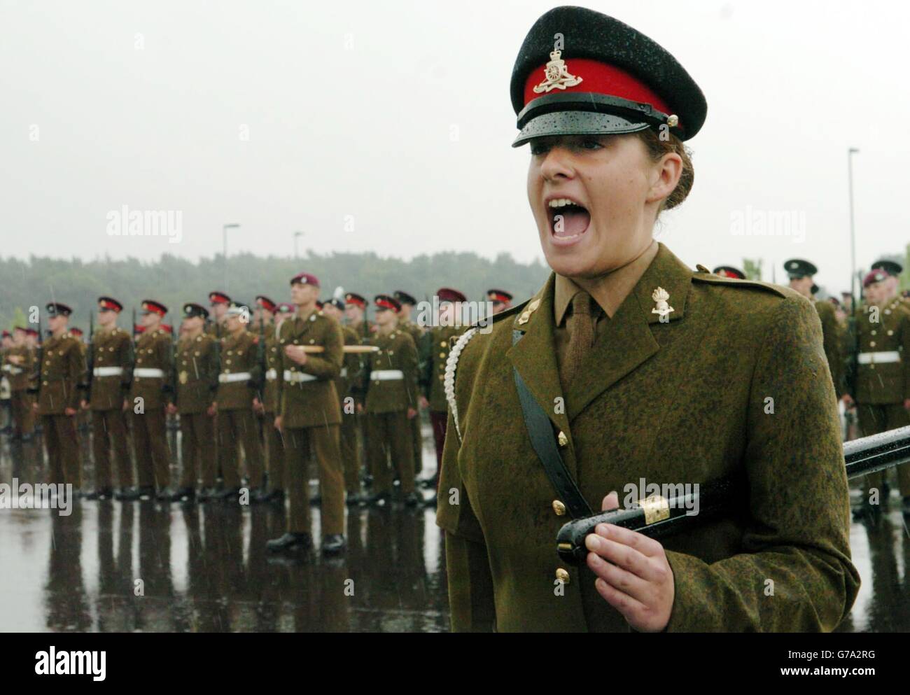 Jacqui Fidler, la prima donna del Regimental Sergeant maggiore del Regiment di addestramento dell'esercito che comanda la sfilata che passa fuori al suo college dell'esercito in Harrogate, Yorkshire del nord. Jacqui Fidler, 17 anni, di Plymouth, ha battuto 600 ragazzi e 40 ragazze per essere nominato miglior soldato junior dopo un corso di formazione di 42 settimane. Foto Stock