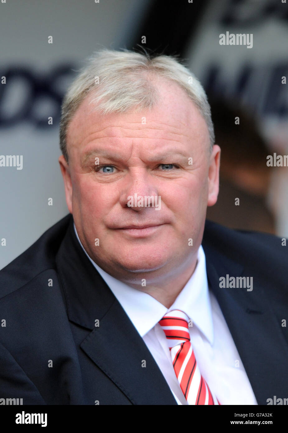 Calcio - Campionato Sky Bet - Derby County / Rotherham United - iPro Stadium. Il manager del Rotherham United Steve Evans prende posto sul campo prima del calcio d'inizio Foto Stock