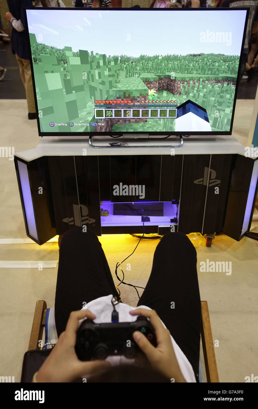 Un visitatore che gioca a Minecraft al Summer in the City festival, il più grande evento della comunità YouTube del Regno Unito all'Alexandra Palace di Londra. Foto Stock