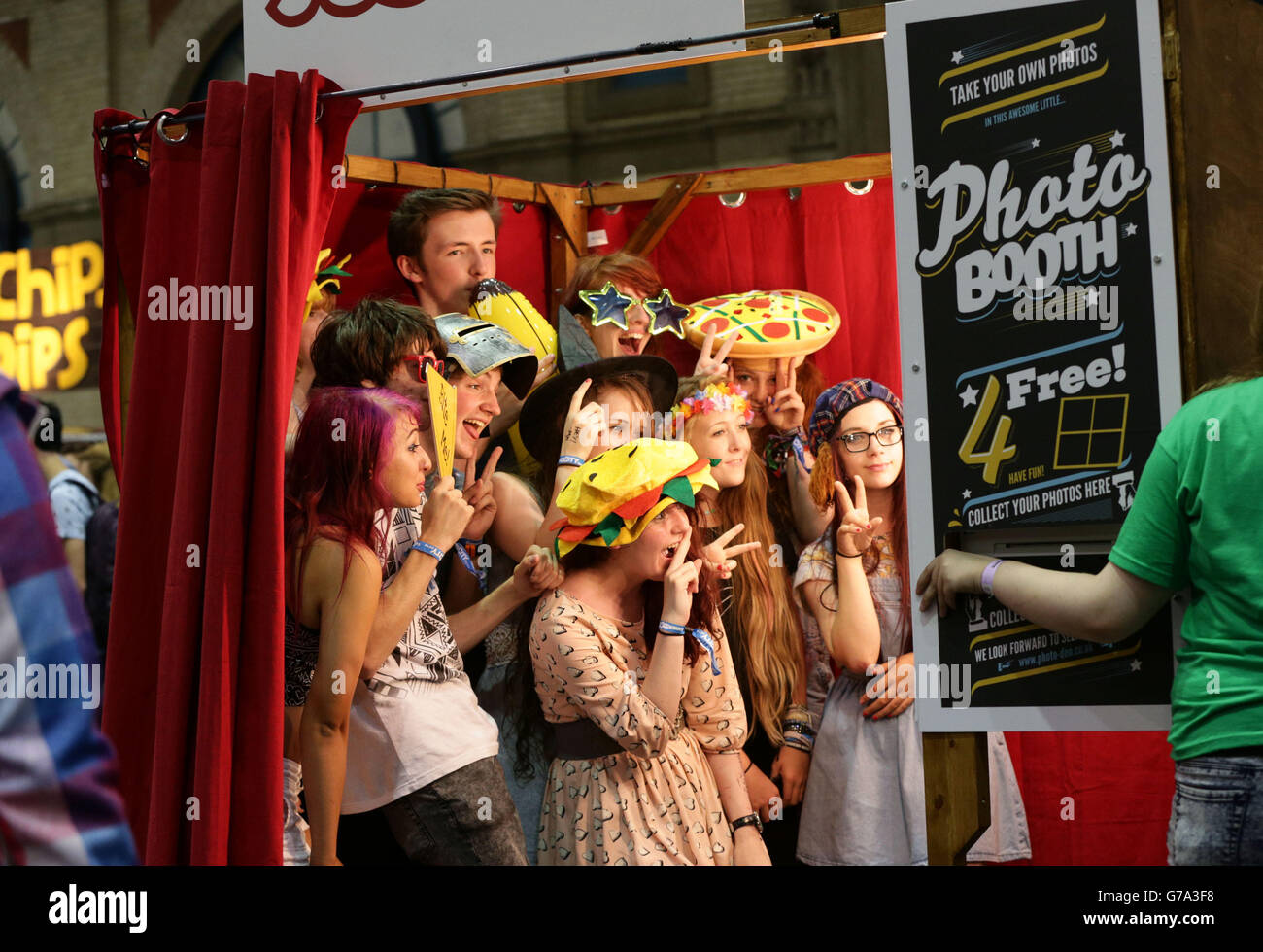 I visitatori che hanno la loro foto scattata al Summer in the City Festival, il più grande evento della comunità YouTube del Regno Unito all'Alexandra Palace di Londra. Foto Stock