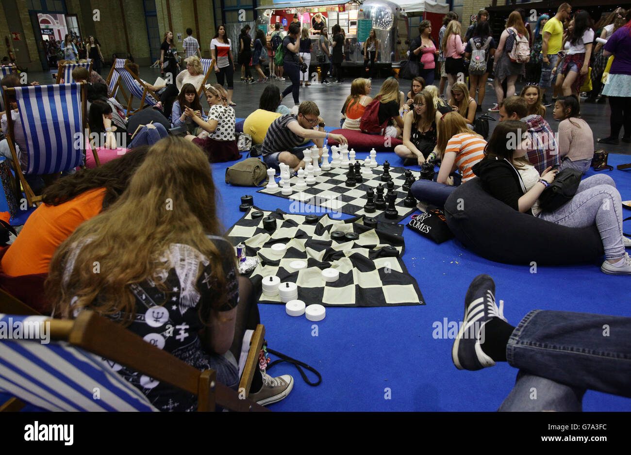 I visitatori che giocano una partita di bozze al festival Summer in the City, il più grande evento della comunità YouTube del Regno Unito all'Alexandra Palace di Londra. Foto Stock