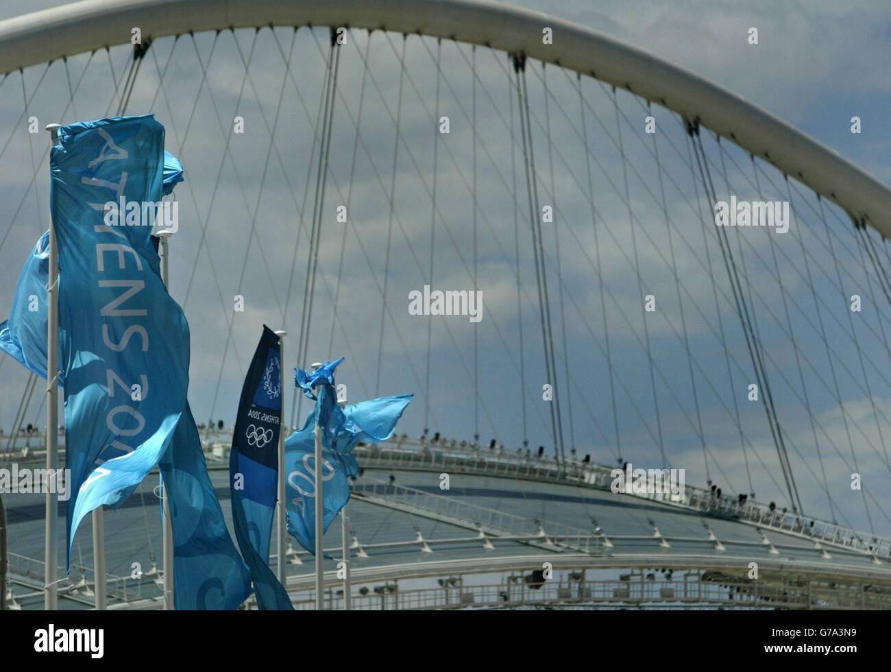 Le bandiere soffiano in venti blustery fuori dello Stadio Olimpico di Atene, Grecia. Gli eventi di canottaggio odierni sono stati tutti cancellati a causa del tempo ventoso. Foto Stock