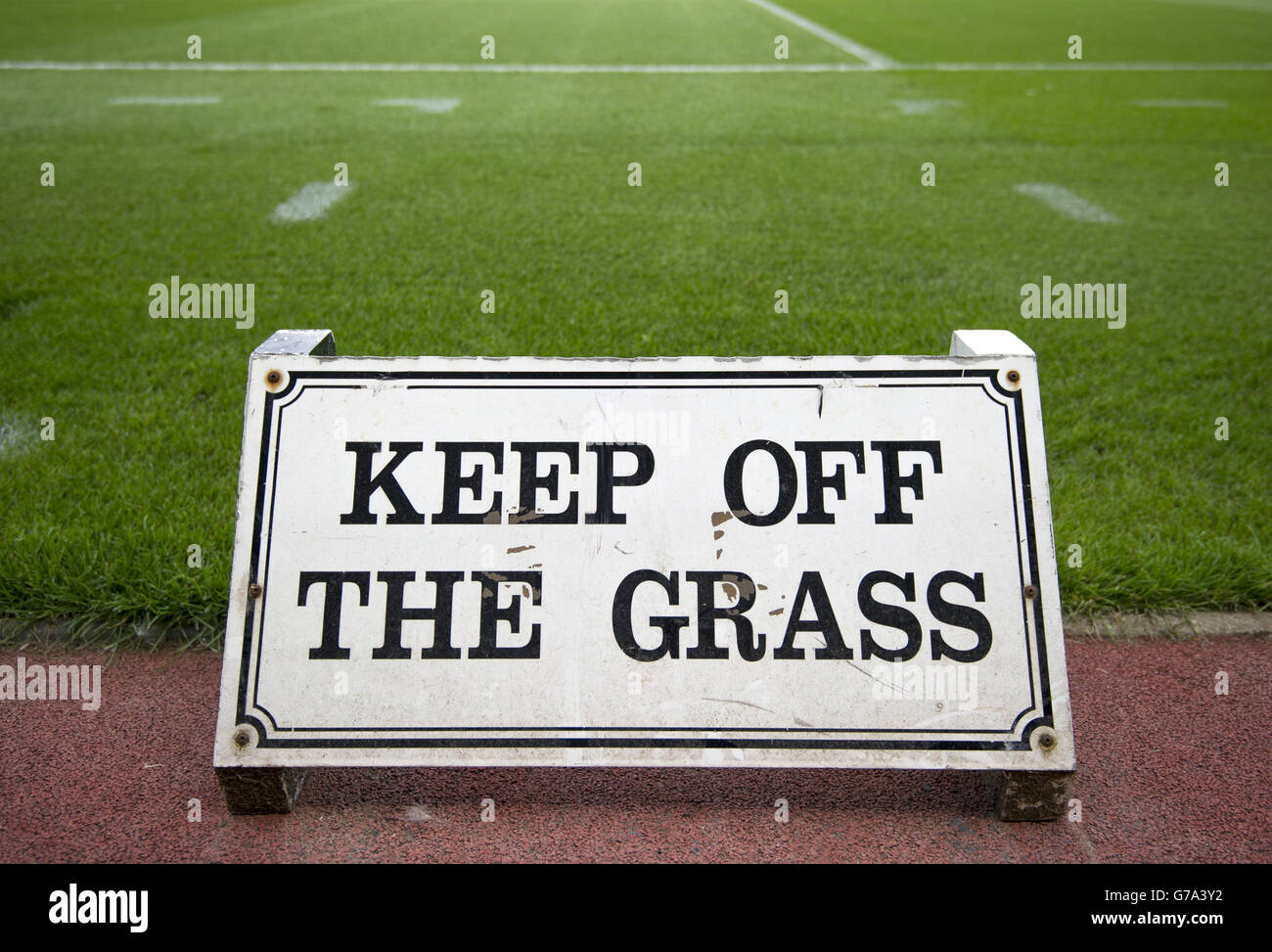 Calcio - Campionato Sky Bet - Derby County / Rotherham United - iPro Stadium. Un cartello "Keep Off the Grass" sul campo all'iPro Stadium Foto Stock