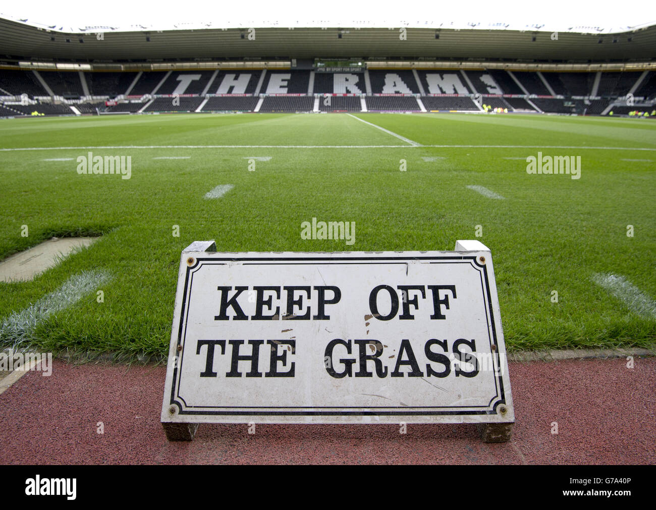 Calcio - Campionato Sky Bet - Derby County / Rotherham United - iPro Stadium. Un cartello "Keep Off the Grass" sul campo all'iPro Stadium Foto Stock