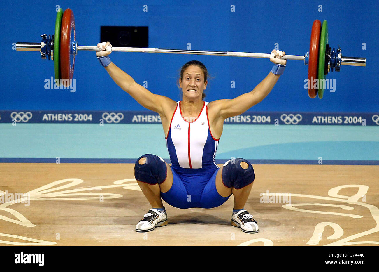 Michaela Breeze in Gran Bretagna tenta di sollevare 97,5 kg durante l'evento di sollevamento pesi della classe Donna 58 kg presso la Nikaia Olympic Weightlifting Hall di Atene, in Grecia. Foto Stock