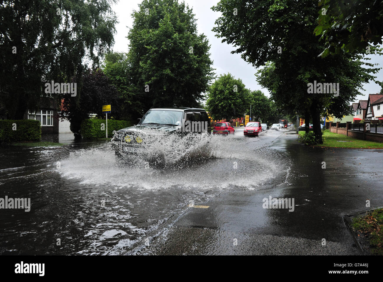 I veicoli passano attraverso una strada allagata a Chilwell, Nottingham, mentre i resti dell'uragano Bertha attraversano le East Midlands. Foto Stock