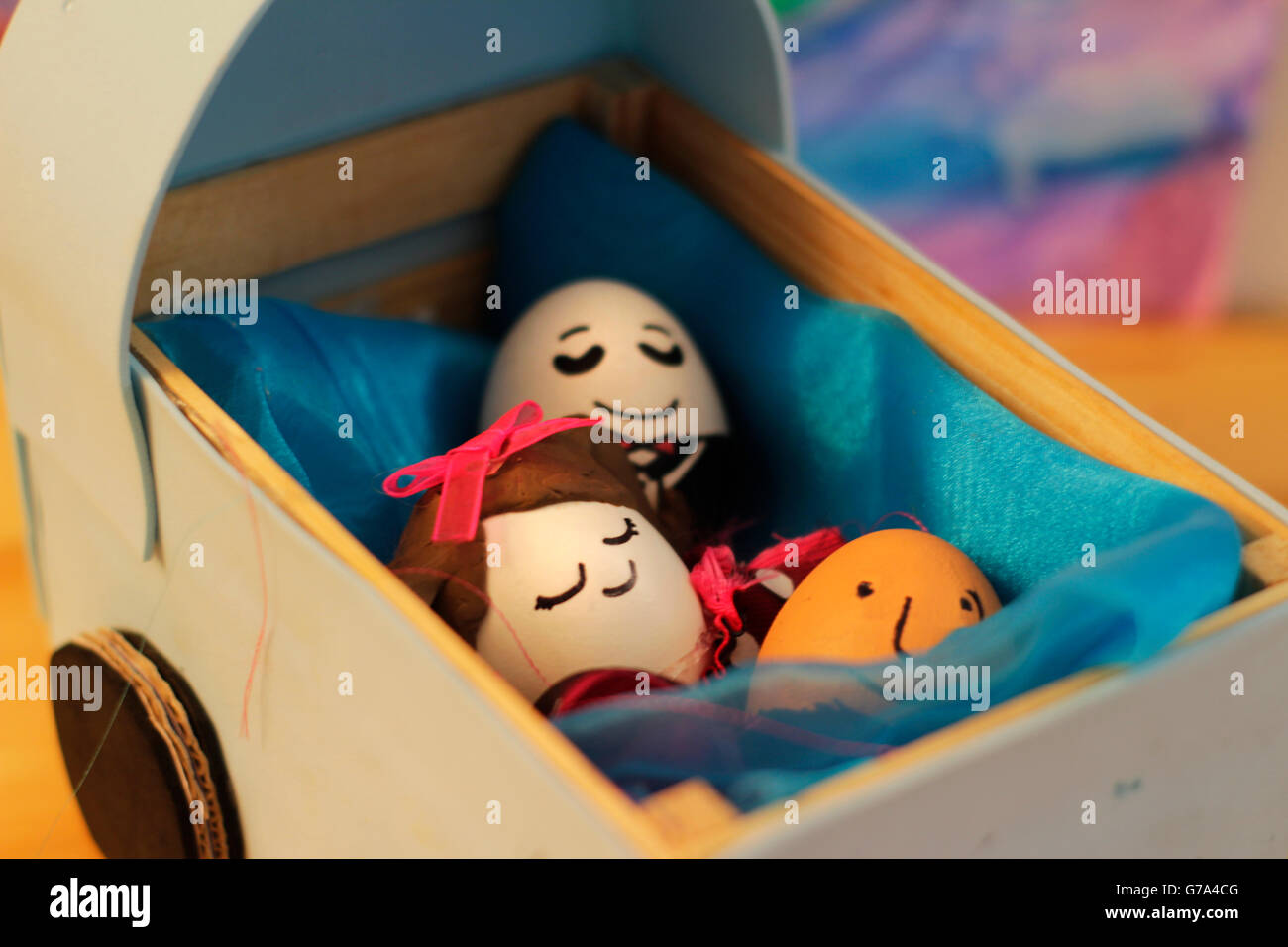 Fotografia di alcune uova decorate come cartoon caratteri di famiglia Foto Stock