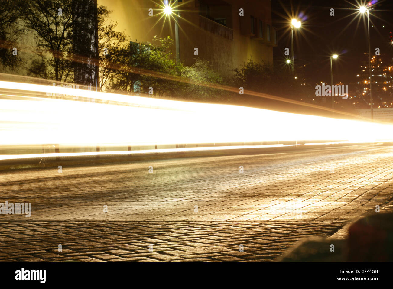 Fotografia di sfocate luci auto su una scena urbana con una lunga esposizione effetto Foto Stock