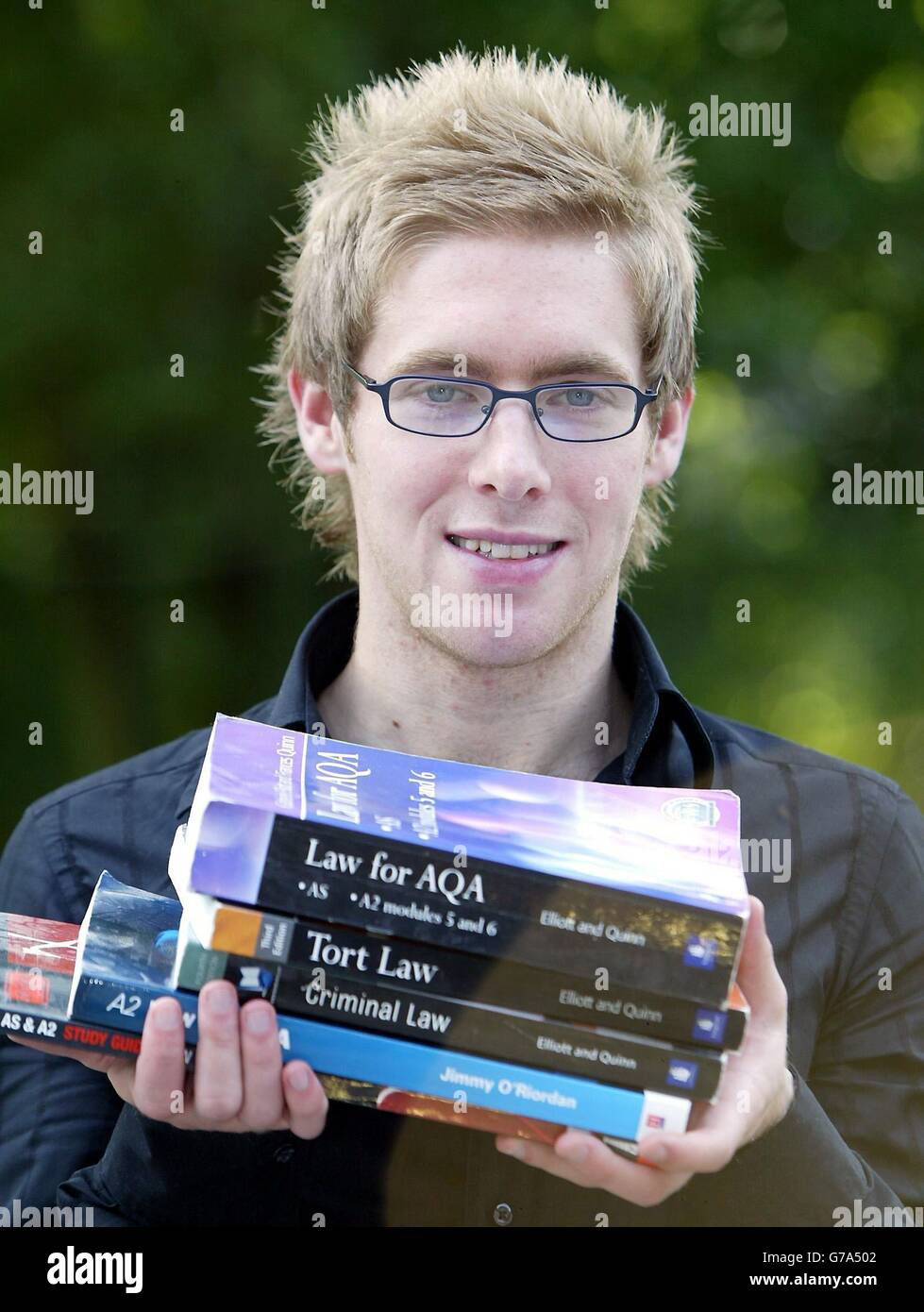 Un calciatore professionista ha voltato le spalle a quasi tutti i lavori da sogno di ogni scolaro per andare all'università per studiare legge. Mark Byrne, 21 anni, ha lasciato il suo lavoro come attaccante allo Stockport County Football Club per prendere A-livelli all'università ha seduto gli esami in legge e storia e oggi è stato assegnato due GRADI A. Il sig. Byrne, del Granville Park, Ormskirk, Lancashire, inizierà la sua laurea in giurisprudenza presso l'Università di Liverpool in settembre. Foto Stock
