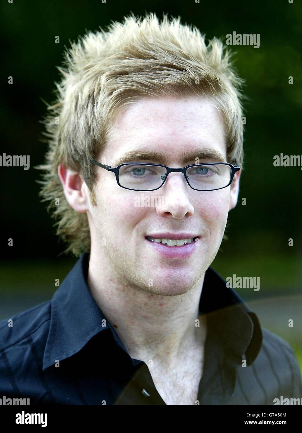 Un calciatore professionista ha voltato le spalle a quasi tutti i lavori da sogno di ogni scolaro per andare all'università per studiare legge. Mark Byrne, 21 anni, ha lasciato il suo lavoro come attaccante allo Stockport County Football Club per prendere A-livelli all'università ha seduto gli esami in legge e storia e oggi è stato assegnato due GRADI A. Il sig. Byrne, del Granville Park, Ormskirk, Lancashire, inizierà la sua laurea in giurisprudenza presso l'Università di Liverpool in settembre. Foto Stock