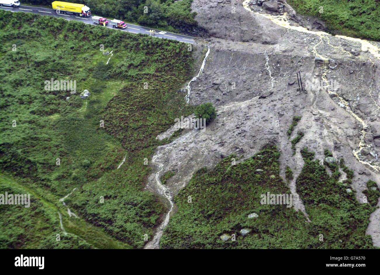 La scena dopo due frane ha bloccato una strada principale con migliaia di tonnellate di fango e intrappolato più di 50 persone nei loro veicoli. I servizi di emergenza della RAF, della Royal Navy e della Scozia centrale sono stati coinvolti nella drammatica gara di tre ore per gli automobilisti degli aerei bloccati su un tratto della A85 attraverso Glen Ogle, vicino a Callander. 08/10/04: Un nuovo centro che ricerchi i mezzi per prevenire gli smottamenti è aprire le sue porte. I 1.25 milioni di laboratori di ricerca di ingegneria civile di Dundee vantano una nuova centrifuga che consente ai ricercatori di testare nuove tecnologie per prevenire le frane. Più di 50 persone Foto Stock