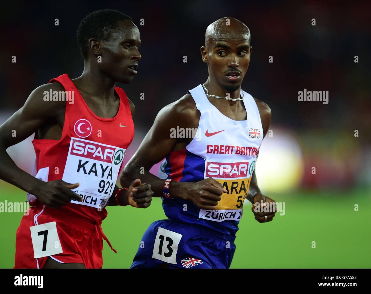 Il Gran Bretagna Mo Farah tiene d'occhio il terzo posto di Ali Kaya in Turchia nella finale maschile di 10000m durante il secondo giorno dei Campionati europei di atletica 2014 allo stadio Letzigrund di Zurigo. Foto Stock