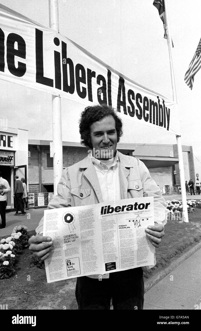 Peter Hain, redattore della rivista Liberal Liberator, ha tenuto una copia del documento. L'Assemblea liberale si è aperta questa mattina. 20/08/2004 ora il Ministro del governo Peter Hain avrebbe potuto essere soggetto a procedimenti penali di diffamazione più di 30 anni fa, si rivela venerdì 20 agosto 2004. 10 Downing Street e il procuratore generale hanno discusso l'azione dopo che la rivista Liberator di Hain ha nominato il deputato Geoffrey Rippon come terzo ministro coinvolto in uno scandalo della prostituzione, i documenti governativi rilasciati agli archivi nazionali di Londra rivelano. Foto Stock
