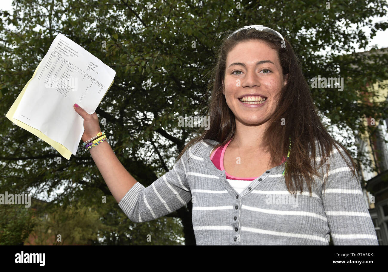 INFORMAZIONI PERSONALI PIXELATED DAL PA PICTUREDESK. Beth Gill della Newcastle High School di Jesmond, Newcastle, celebra i suoi risultati A-level, come le cifre ufficiali mostrano che più A-livelli sono stati consegnati il grado più alto questa estate, ma il tasso di passaggio complessivo è sceso per la prima volta in più di 30 anni. Foto Stock