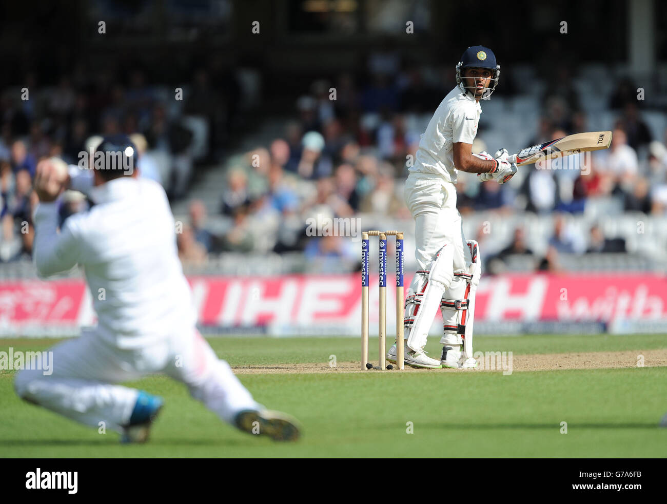 L'inglese Ian Bell (a sinistra) prende il pescato del Ravichandan Ashwin indiano durante il quinto test al Kia Oval, Londra. Foto Stock