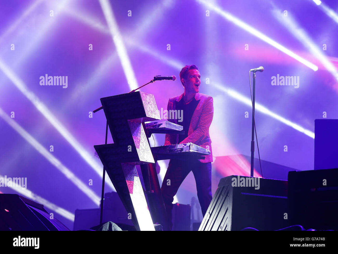 Brandon Flowers of the Killers si esibisce nella fase principale durante il secondo giorno del V Festival, presso l'Hylands Park di Chelmsford, Essex. Foto Stock