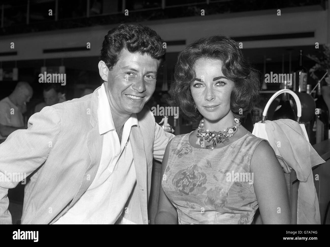 La cantante Eddie Fisher e sua moglie, la star del cinema Elizabeth Taylor, all'arrivo all'aeroporto di Londra, da una vacanza a Nizza. Foto Stock