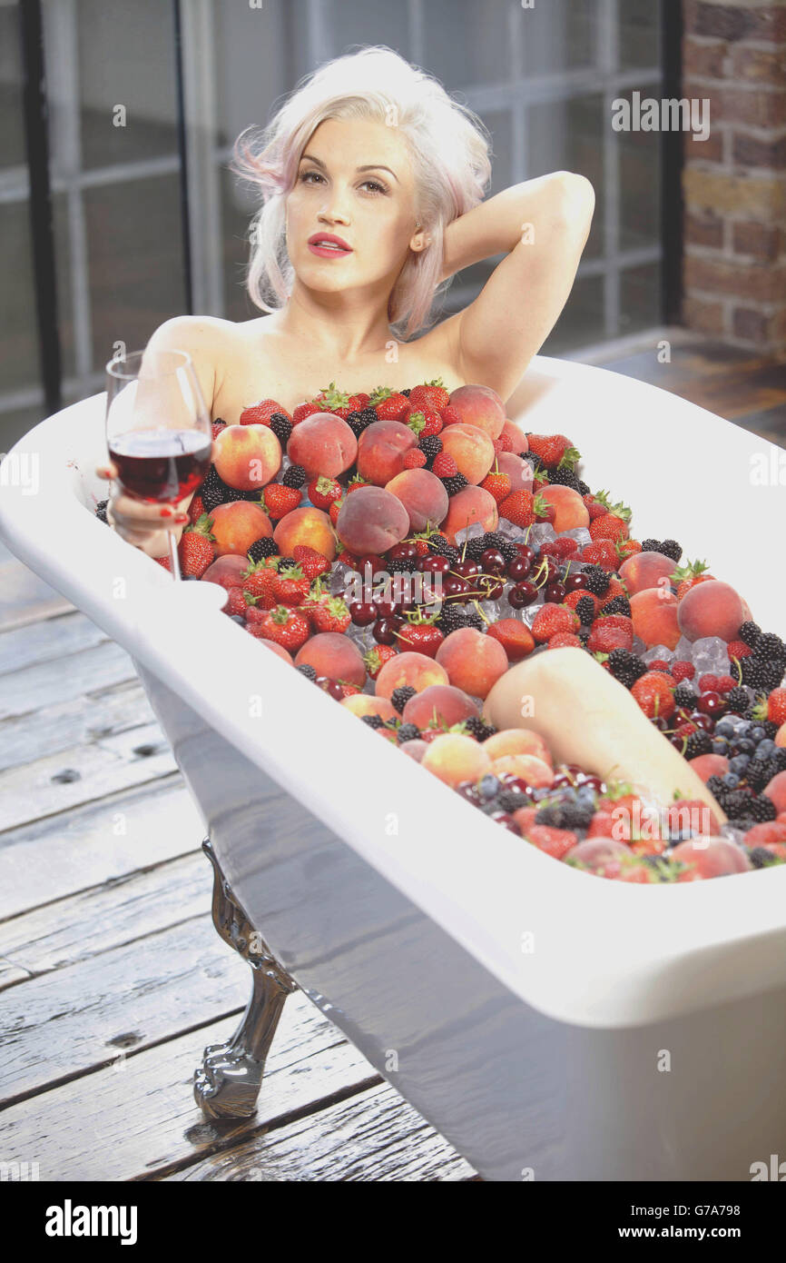 Blossom Hill's Sun-Kissed vino rosso e bianco di lancio di gamma Foto Stock