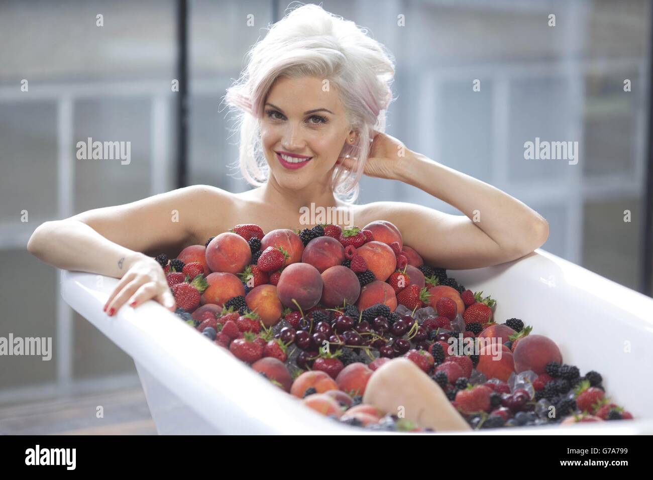 Blossom Hill's Sun-Kissed vino rosso e bianco di lancio di gamma Foto Stock