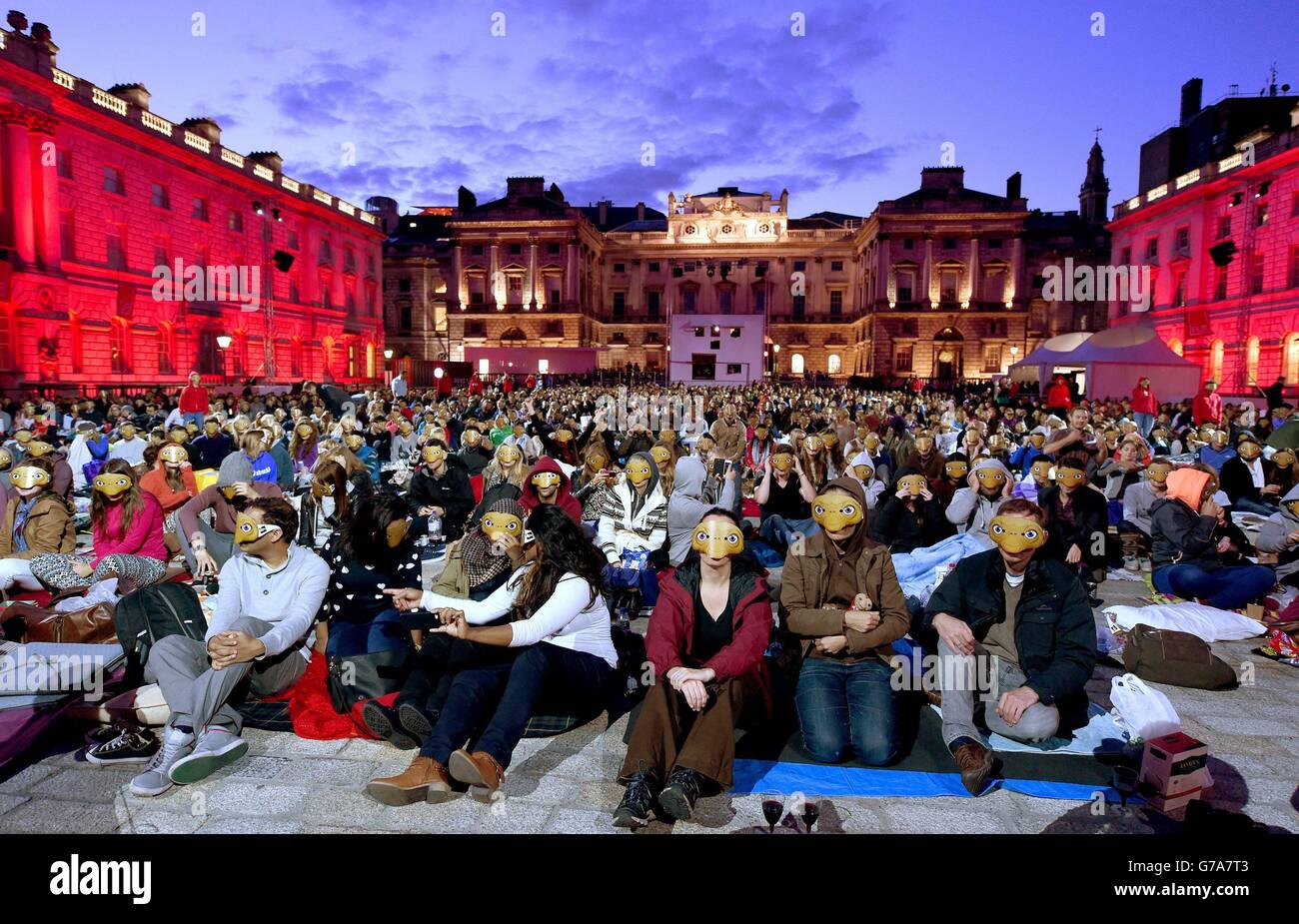 Gli appassionati di film che indossano maschere E.T celebrano il 10° anniversario dello schermo estivo di Film4 alla Somerset House di Londra. Foto Stock