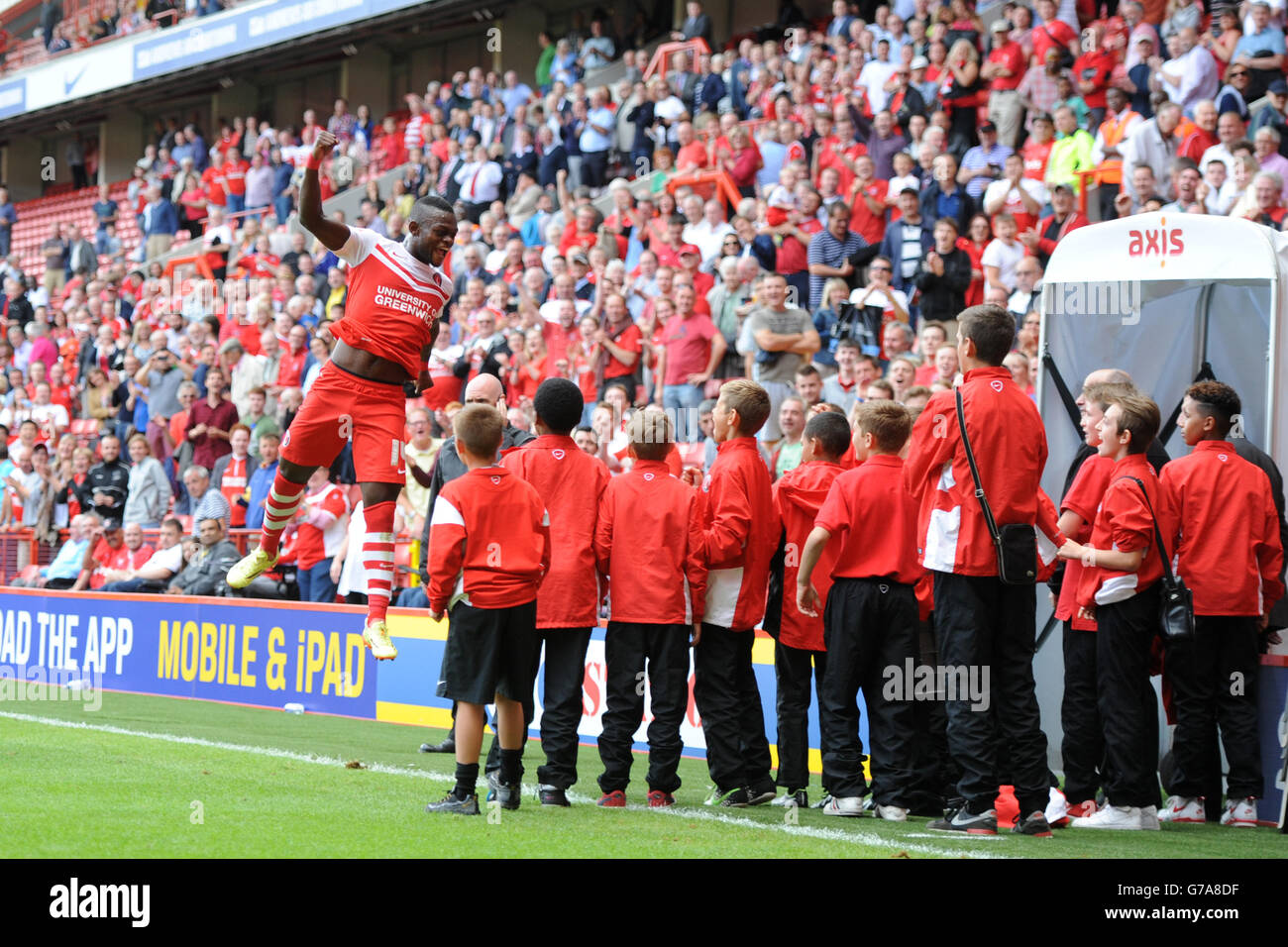 Calcio - Sky Bet Championship - Charlton Athletic / Wigan Athletic - The Valley. Dopo il fischio finale, Igor Vetokele di Charlton Athletic festeggia il salto nel tunnel Foto Stock